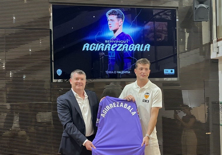 Julen Agirrezabala, en su presentación con el Valencia: «Con ganas de disfrutar de un año que se presenta bonito»